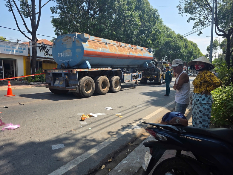 Va chạm giữa xe bồn v&agrave; xe đạp điện, nam sinh lớp 9 tử vong thương t&acirc;m- Ảnh 1.
