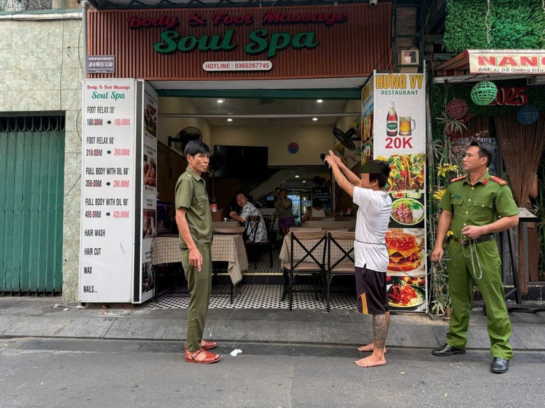 Triệu tập, lấy lời khai đối tượng tạt sơn v&agrave;o tiệm spa ở TP.HCM- Ảnh 1.