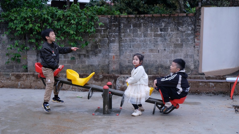 Đo&agrave;n Thanh ni&ecirc;n B&aacute;o X&acirc;y dựng chung tay x&acirc;y dựng s&acirc;n chơi cho trẻ v&ugrave;ng kh&oacute; khăn- Ảnh 2.