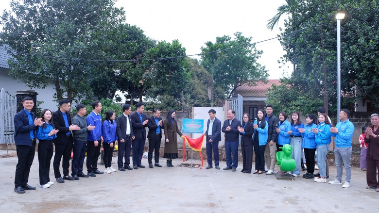 Đo&agrave;n Thanh ni&ecirc;n B&aacute;o X&acirc;y dựng chung tay x&acirc;y dựng s&acirc;n chơi cho trẻ v&ugrave;ng kh&oacute; khăn- Ảnh 6.