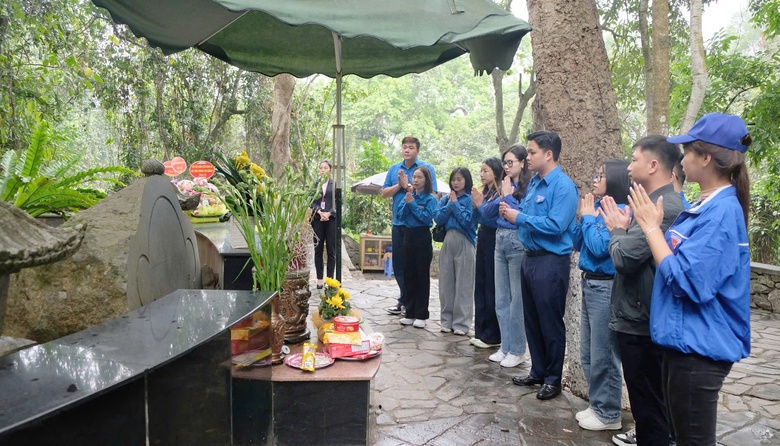 Đo&agrave;n Thanh ni&ecirc;n B&aacute;o X&acirc;y dựng chung tay x&acirc;y dựng s&acirc;n chơi cho trẻ v&ugrave;ng kh&oacute; khăn- Ảnh 11.