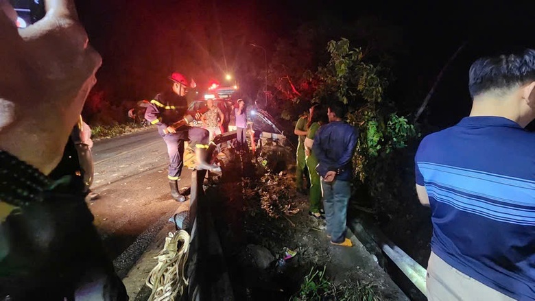 Tai nạn đ&egrave;o Bảo Lộc: Xe kh&aacute;ch t&ocirc;ng v&agrave;o hộ lan, trượt hơn 100m rồi lao xuống vực- Ảnh 7.