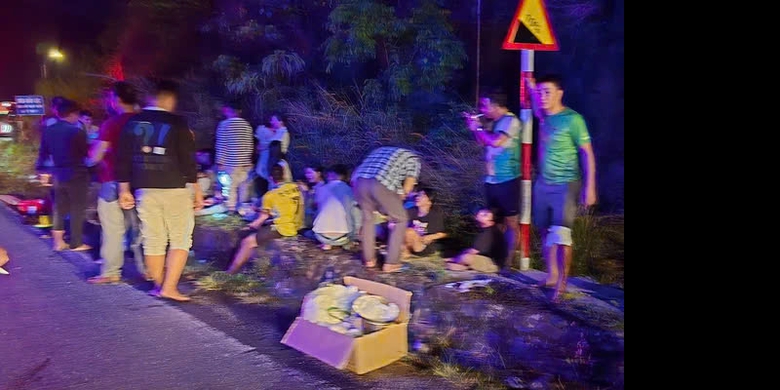 Tai nạn đ&egrave;o Bảo Lộc: Xe kh&aacute;ch t&ocirc;ng v&agrave;o hộ lan, trượt hơn 100m rồi lao xuống vực- Ảnh 4.