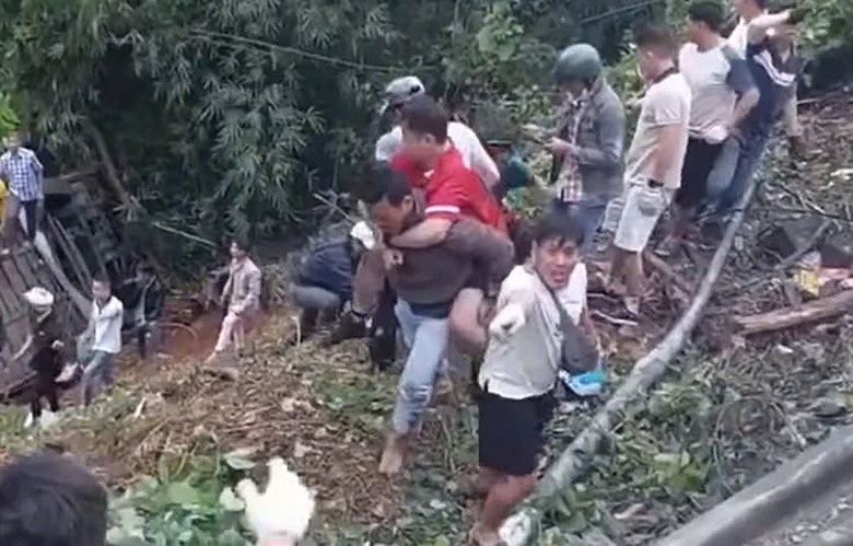 Tai nạn đ&egrave;o Bảo Lộc: Xe kh&aacute;ch t&ocirc;ng v&agrave;o hộ lan, trượt hơn 100m rồi lao xuống vực- Ảnh 3.