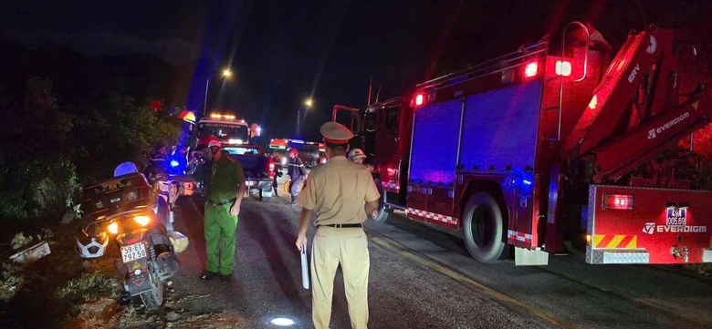 Vụ tai nạn ở đ&egrave;o Bảo Lộc: 35 người được cứu, cẩu xe kh&aacute;ch l&ecirc;n trong đ&ecirc;m- Ảnh 5.