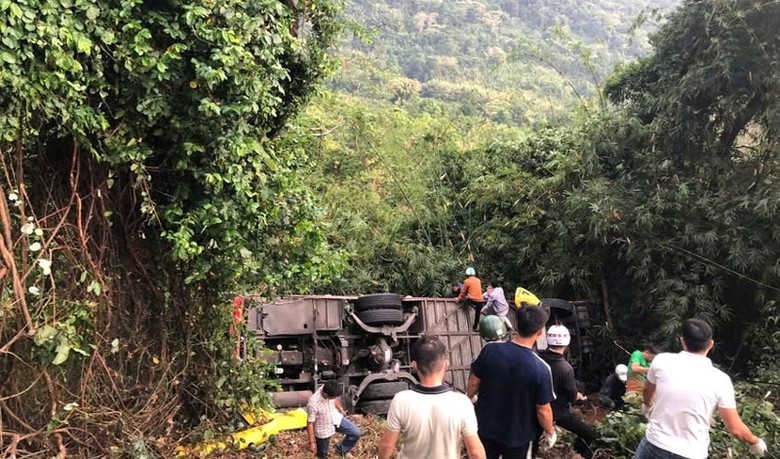 Hiện trường xe kh&aacute;ch lao xuống vực ở đường đ&egrave;o Bảo Lộc.