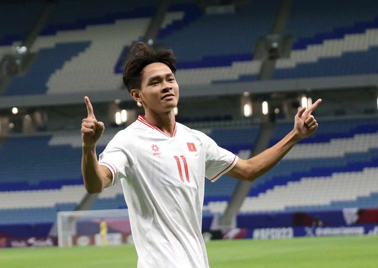 Sao trẻ tuyển Việt Nam b&aacute;o tin cho&aacute;ng v&aacute;ng cho HLV Kim Sang-sik- Ảnh 1.