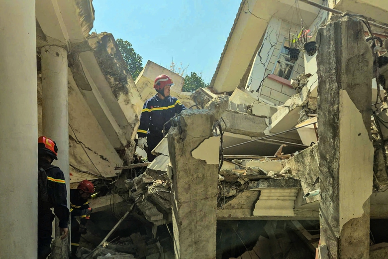 Cứu hộ Việt Nam sử dụng radar qu&eacute;t xuy&ecirc;n tường t&igrave;m nạn nh&acirc;n động đất ở Myanmar- Ảnh 5.