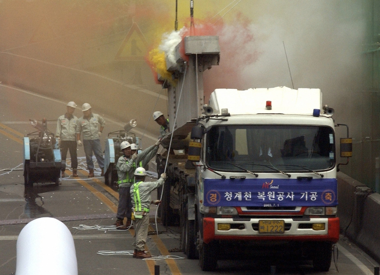 Chuyện ph&aacute; cao tốc, hồi sinh d&ograve;ng suối giữa Seoul- Ảnh 1.