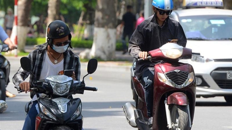 Dừng xe máy để nghe điện thoại có bị phạt không?- Ảnh 1. Dừng xe máy để nghe điện thoại có bị phạt không?- Ảnh 1.