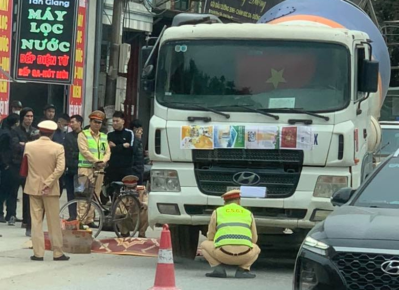 Xe bồn va chạm xe đạp, người phụ nữ trung niên tử vong- Ảnh 1. Xe bồn va chạm xe đạp, người phụ nữ trung niên tử vong- Ảnh 1.