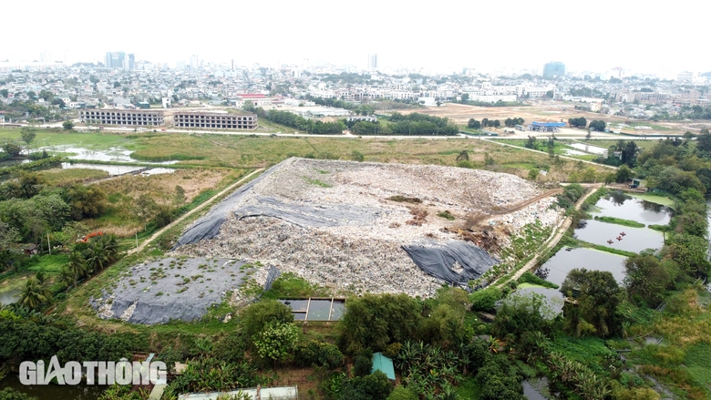 Bao giờ b&atilde;i r&aacute;c khổng lồ ở th&agrave;nh phố biển Sầm Sơn mới được di dời?- Ảnh 1.