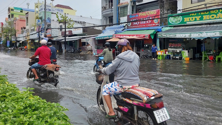 Mưa lớn tr&aacute;i m&ugrave;a xuất hiện giữa trưa, nhiều tuyến đường ở TP C&agrave; Mau ngập s&acirc;u- Ảnh 1.