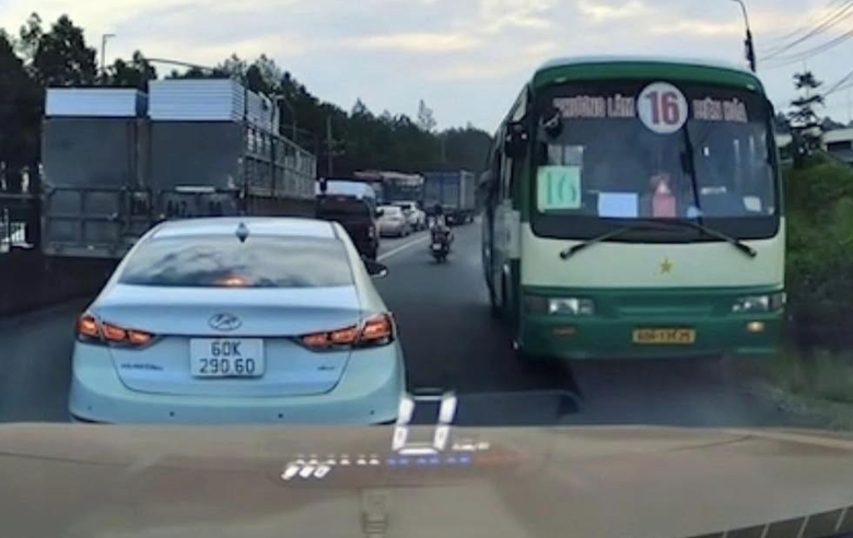 Xử phạt t&agrave;i xế xe bu&yacute;t đi ngược chiều tr&ecirc;n QL1 qua Đồng Nai- Ảnh 1.