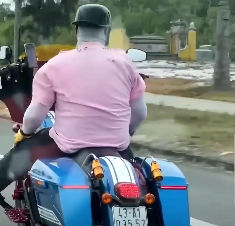 Nh&oacute;m biker bu&ocirc;ng hai tay điều khiển m&ocirc; t&ocirc;: CSGT Quảng Nam l&agrave;m việc với c&aacute;c chủ xe- Ảnh 1.