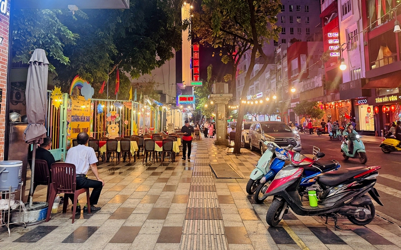 TP.HCM: Thấy g&igrave; sau một năm thu ph&iacute; vỉa h&egrave;?