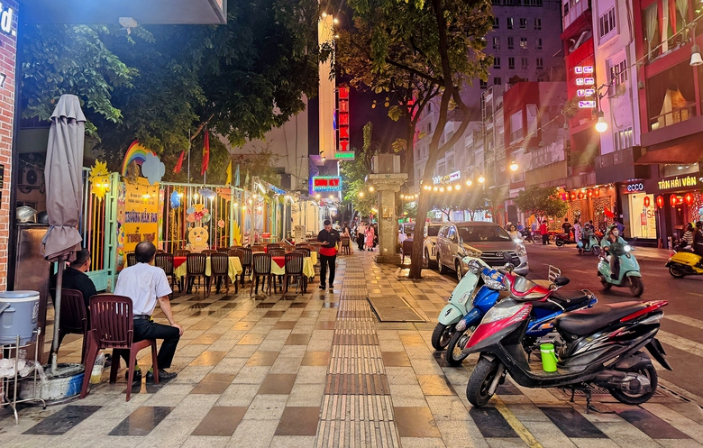 Ngăn nhóm lợi ích từ vỉa hè, lòng đường- Ảnh 1. Ngăn nhóm lợi ích từ vỉa hè, lòng đường- Ảnh 1.