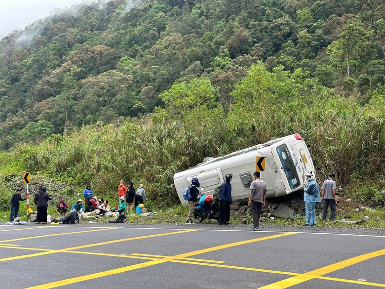 Danh t&iacute;nh 6 nạn nh&acirc;n vụ lật xe kh&aacute;ch tr&ecirc;n đ&egrave;o Kh&aacute;nh L&ecirc;- Ảnh 2.