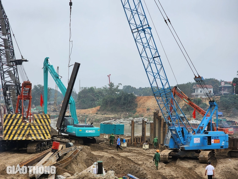 Rộn tiếng m&aacute;y tr&ecirc;n c&ocirc;ng trường x&acirc;y cầu Phong Ch&acirc;u mới- Ảnh 1.