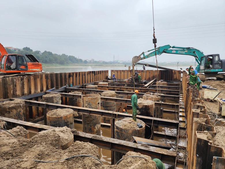 Rộn tiếng m&aacute;y tr&ecirc;n c&ocirc;ng trường x&acirc;y cầu Phong Ch&acirc;u mới- Ảnh 2.