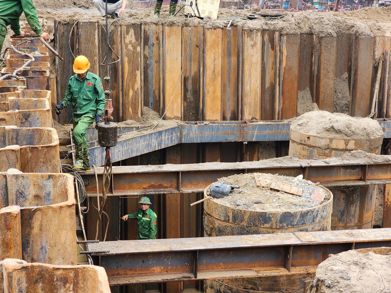 Rộn tiếng m&aacute;y tr&ecirc;n c&ocirc;ng trường x&acirc;y cầu Phong Ch&acirc;u mới- Ảnh 5.