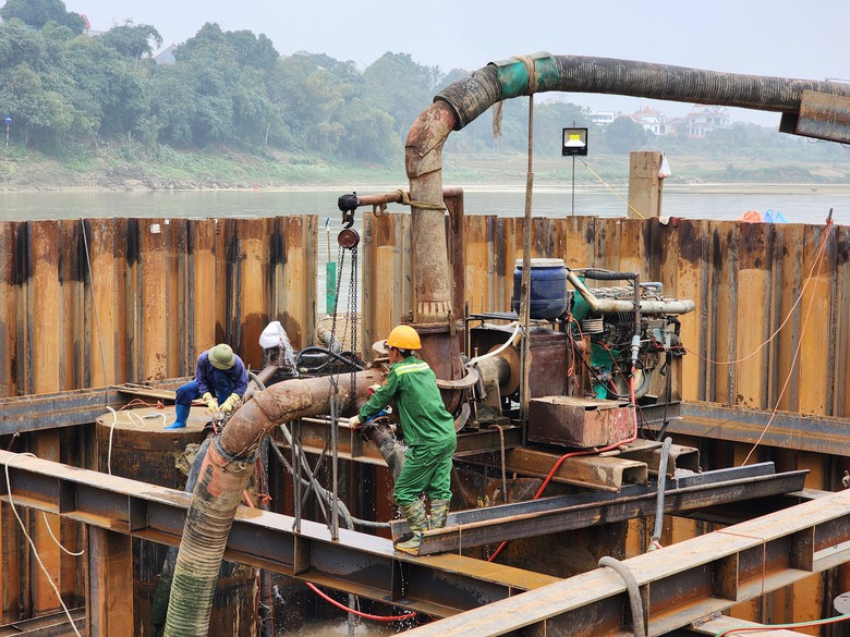 Rộn tiếng m&aacute;y tr&ecirc;n c&ocirc;ng trường x&acirc;y cầu Phong Ch&acirc;u mới- Ảnh 10.