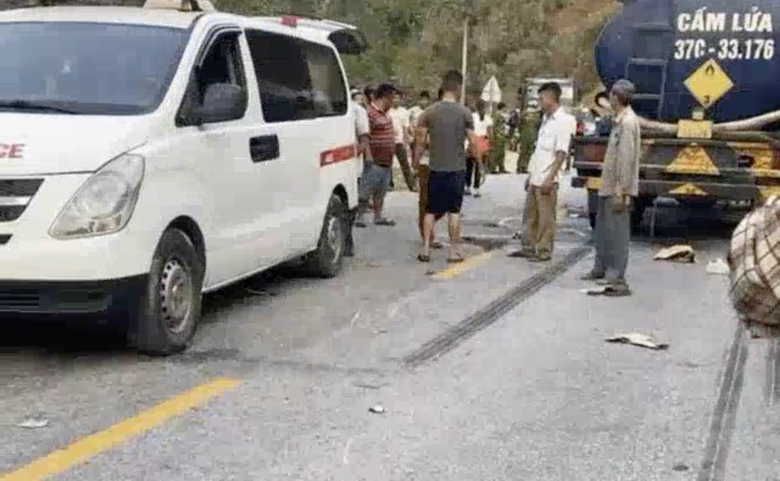 Xe m&aacute;y va chạm với xe bồn chở xăng, 2 thanh ni&ecirc;n tử vong tại chỗ- Ảnh 1.