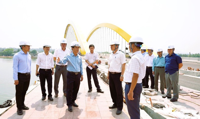 Cầu v&ograve;m th&eacute;p thuộc dự &aacute;n 2.200 tỷ ở Huế "chạy nước r&uacute;t" ho&agrave;n thiện- Ảnh 2.