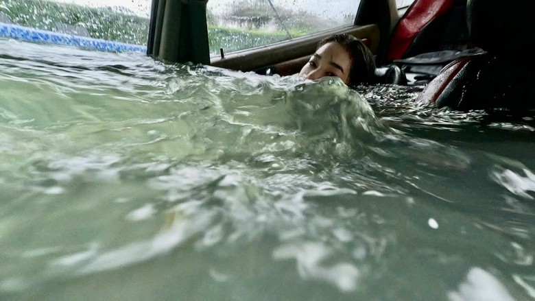 Diễn viên Trần Bé Quyên bị dìm trong xe đóng kín dưới nước ở nhiệt độ 14 độ C