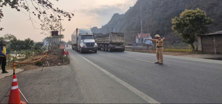 Liên tiếp phát hiện tài xế "phê" ma túy, CSGT Lạng Sơn kiểm tra toàn bộ lái xe đầu kéo- Ảnh 1. Liên tiếp phát hiện tài xế "phê" ma túy, CSGT Lạng Sơn kiểm tra toàn bộ lái xe đầu kéo- Ảnh 1.