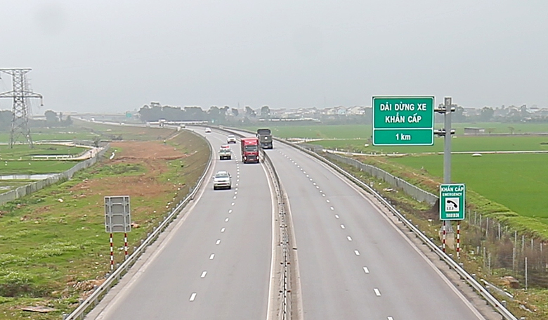 Nghệ An: Cấm tụ tập tr&ecirc;n cầu vượt, ngăn n&eacute;m đ&aacute; xuống cao tốc- Ảnh 2.