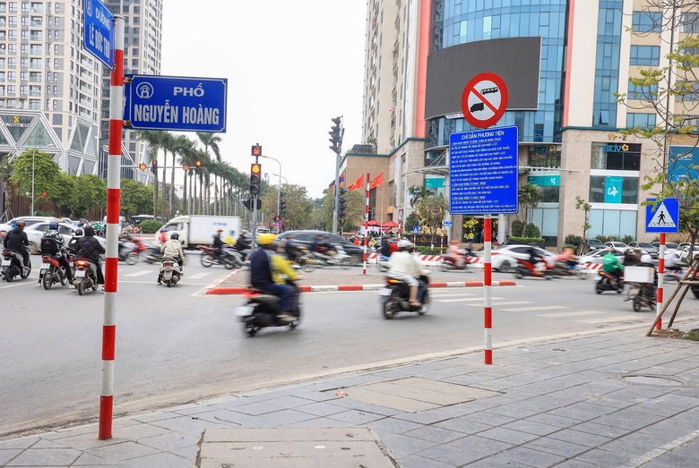 Sớm dẹp biển b&aacute;o l&agrave;m kh&oacute; người đi đường- Ảnh 1.