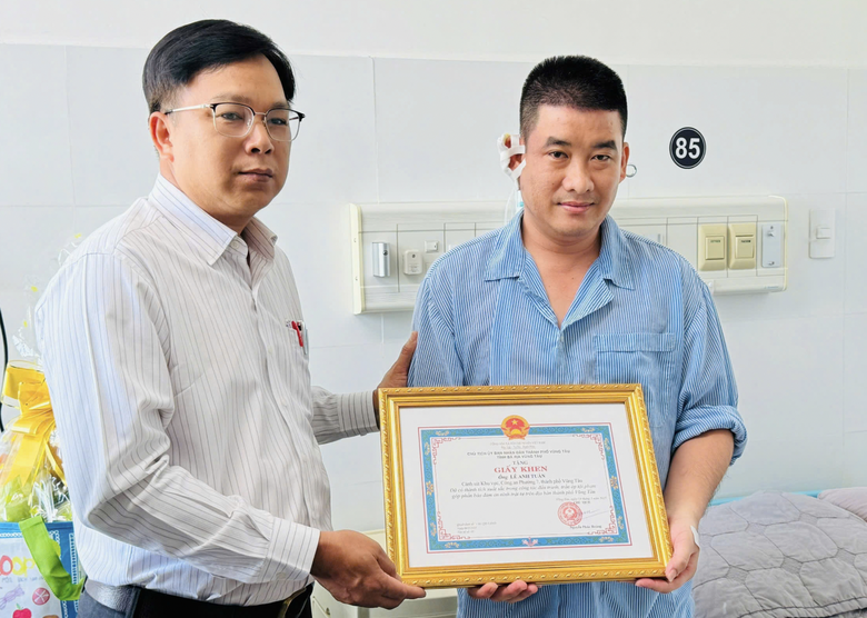 Tặng giấy khen c&aacute;n bộ c&ocirc;ng an bị bỏng khi khống chế đối tượng nghiện ma t&uacute;y- Ảnh 1.