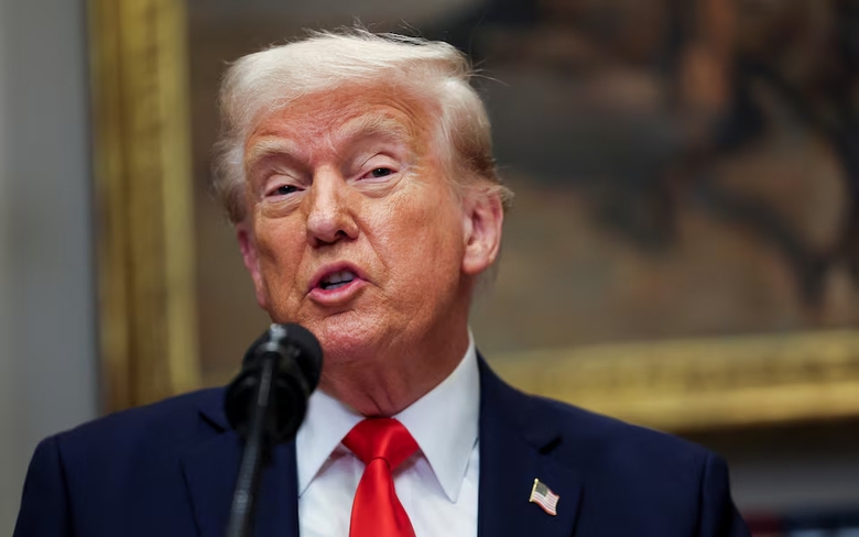 Tổng thống Trump tuy&ecirc;n bố ch&iacute;nh thức &aacute;p thuế 25% với Canada, Mexico
