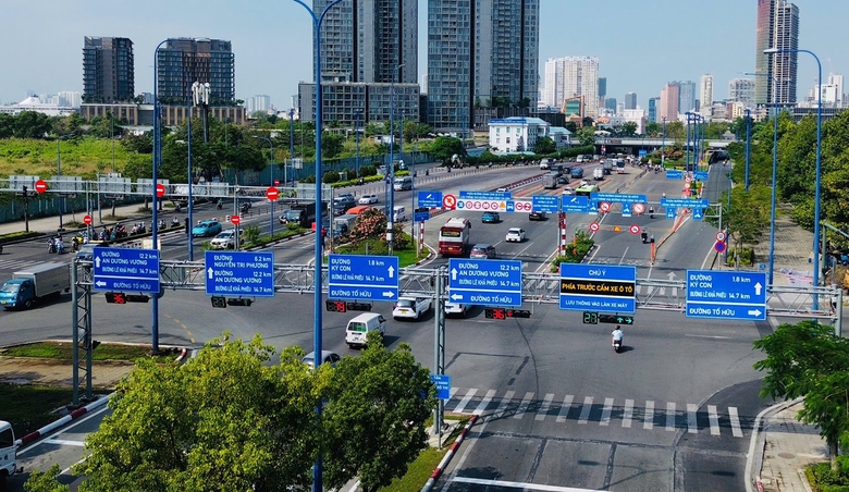 Sớm dẹp biển b&aacute;o l&agrave;m kh&oacute; người đi đường- Ảnh 2.