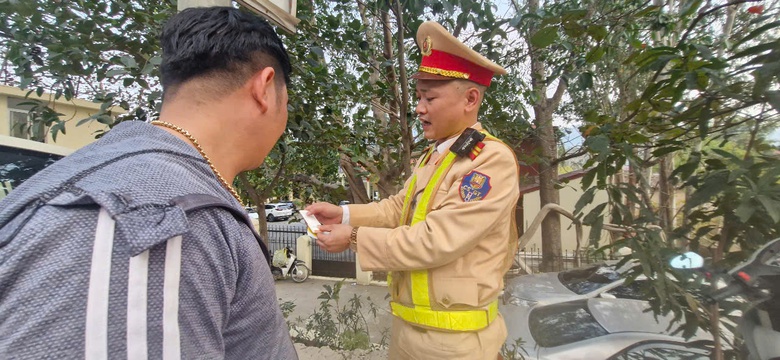 Liên tiếp phát hiện tài xế "phê" ma túy, CSGT Lạng Sơn kiểm tra toàn bộ lái xe đầu kéo- Ảnh 2. Liên tiếp phát hiện tài xế "phê" ma túy, CSGT Lạng Sơn kiểm tra toàn bộ lái xe đầu kéo- Ảnh 2.