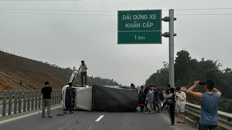Xe tải nổ lốp, lật chắn ngang một l&agrave;n cao tốc Tuy&ecirc;n Quang - Ph&uacute; Thọ- Ảnh 1.