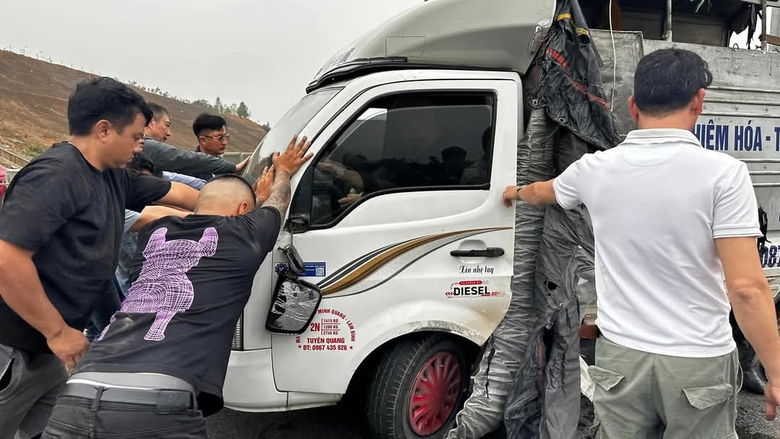 Xe tải nổ lốp, lật chắn ngang một l&agrave;n cao tốc Tuy&ecirc;n Quang - Ph&uacute; Thọ- Ảnh 3.