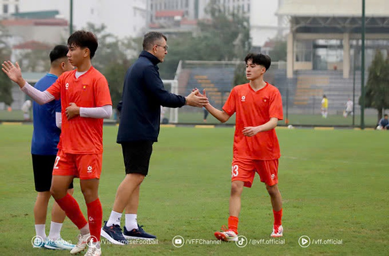 "Sao mai" chơi b&oacute;ng ở H&agrave; Lan g&acirc;y ấn tượng trong trận ra mắt U17 Việt Nam- Ảnh 1.