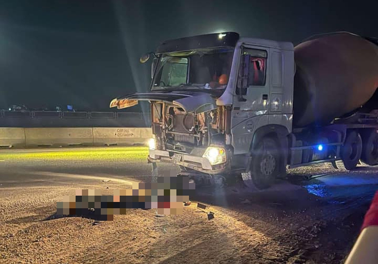 Xe m&aacute;y đấu đầu xe bồn, hai người tử vong thương t&acirc;m- Ảnh 1.