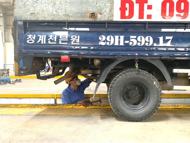 Chắn b&ugrave;n bị r&aacute;ch vỡ, &ocirc; t&ocirc; c&oacute; được đăng kiểm?- Ảnh 1.