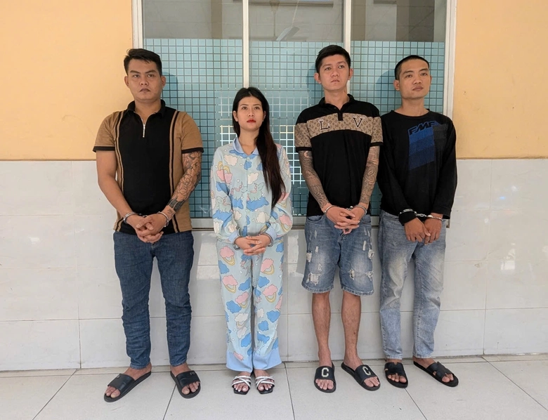 Danh t&iacute;nh nh&oacute;m nam nữ cầm hung kh&iacute; lao v&agrave;o qu&aacute;n ăn ở TP.HCM đ&aacute;nh người- Ảnh 1.