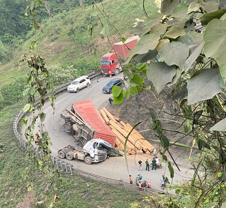 Xe đầu k&eacute;o lật ở kh&uacute;c cua, QL15D l&ecirc;n cửa khẩu La Lay tiếp tục &aacute;ch tắc- Ảnh 1.