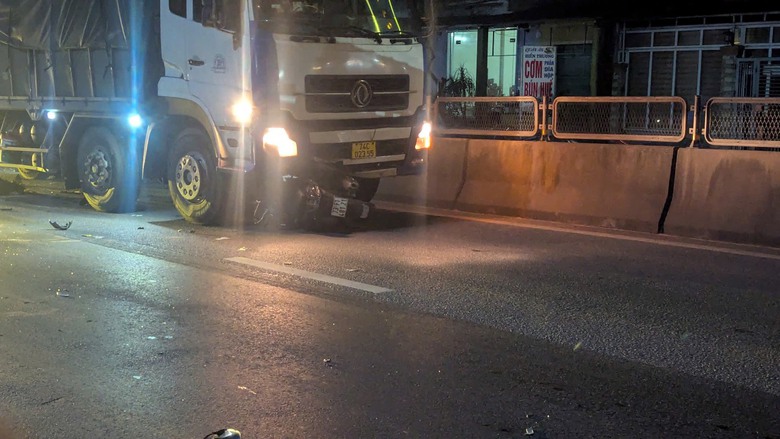 Tai nạn li&ecirc;n ho&agrave;n giữa xe tải v&agrave; xe m&ocirc; t&ocirc; khiến 3 người tử vong- Ảnh 1.