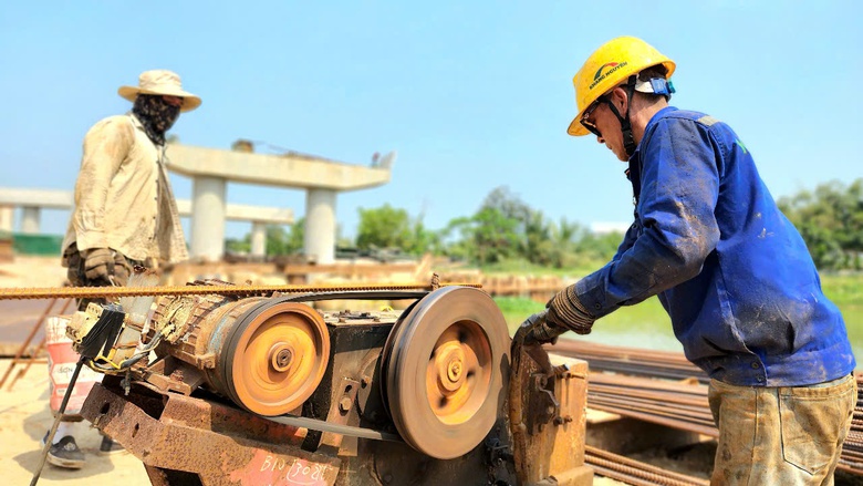 Trời nắng r&aacute;o, dự &aacute;n đường 3.500 tỷ ở Quảng Ng&atilde;i tăng tốc thi c&ocirc;ng- Ảnh 6.