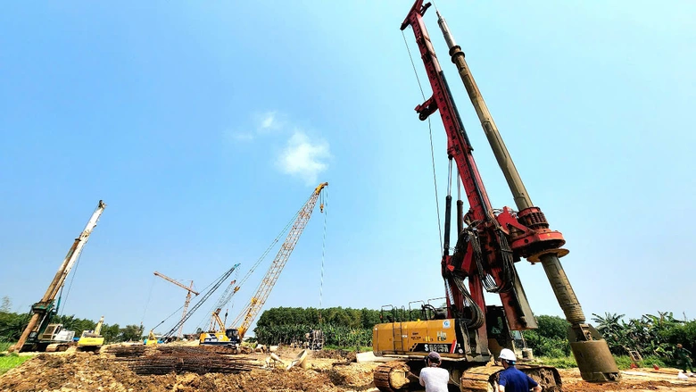 Trời nắng r&aacute;o, dự &aacute;n đường 3.500 tỷ ở Quảng Ng&atilde;i tăng tốc thi c&ocirc;ng- Ảnh 2.