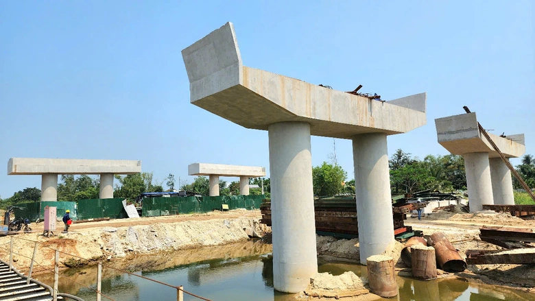 Trời nắng r&aacute;o, dự &aacute;n đường 3.500 tỷ ở Quảng Ng&atilde;i tăng tốc thi c&ocirc;ng- Ảnh 4.