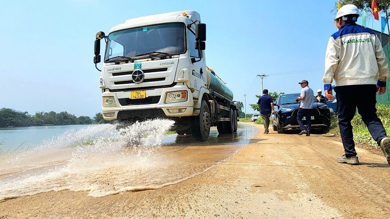 Trời nắng r&aacute;o, dự &aacute;n đường 3.500 tỷ ở Quảng Ng&atilde;i tăng tốc thi c&ocirc;ng- Ảnh 11.
