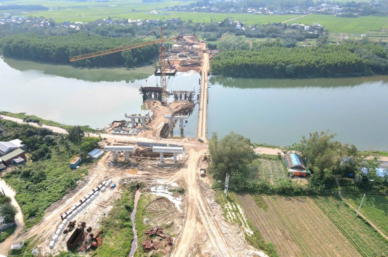 Trời nắng r&aacute;o, dự &aacute;n đường 3.500 tỷ ở Quảng Ng&atilde;i tăng tốc thi c&ocirc;ng- Ảnh 3.