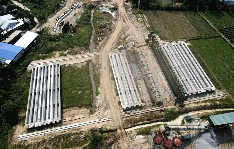 Trời nắng r&aacute;o, dự &aacute;n đường 3.500 tỷ ở Quảng Ng&atilde;i tăng tốc thi c&ocirc;ng- Ảnh 8.